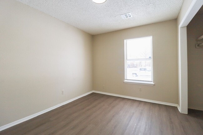 Building Photo - 3 Bed | 1 Bath in East Tulsa!