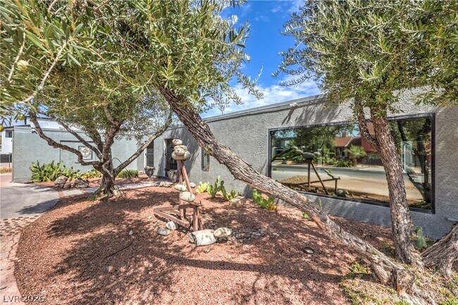 Building Photo - 1926 Papago Ln