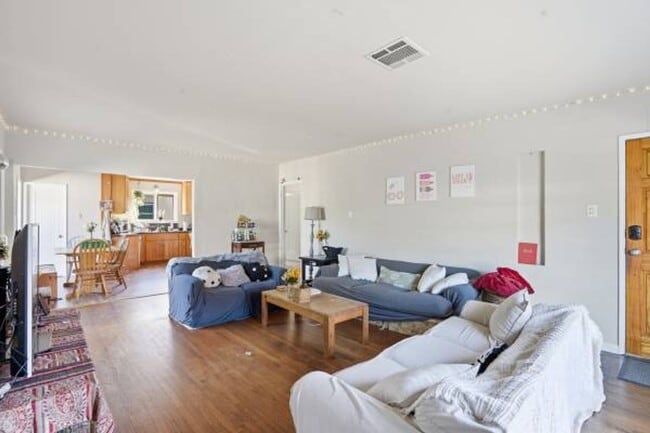 Building Photo - 811 Mission St