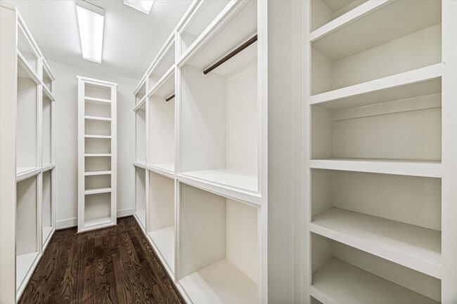 Building Photo - 912 Yale St