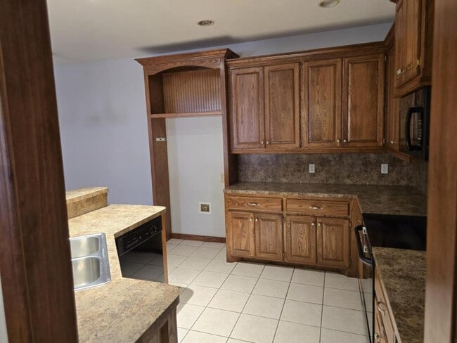 Building Photo - 902 SW 37th St