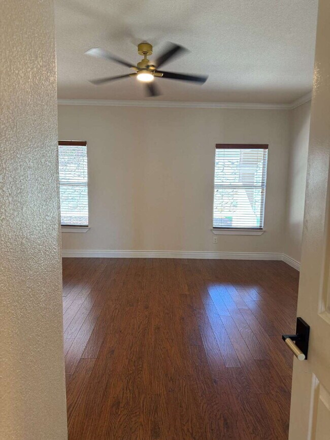 Building Photo - "Spacious 4-Bedroom Oasis with Granite Kit...