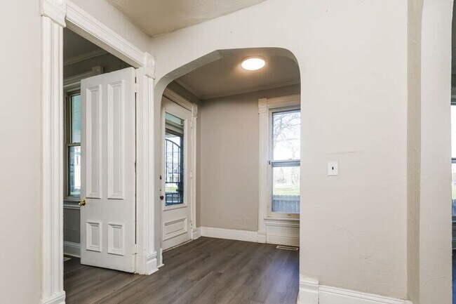 Building Photo - 902-904 1/2 S Limestone St.