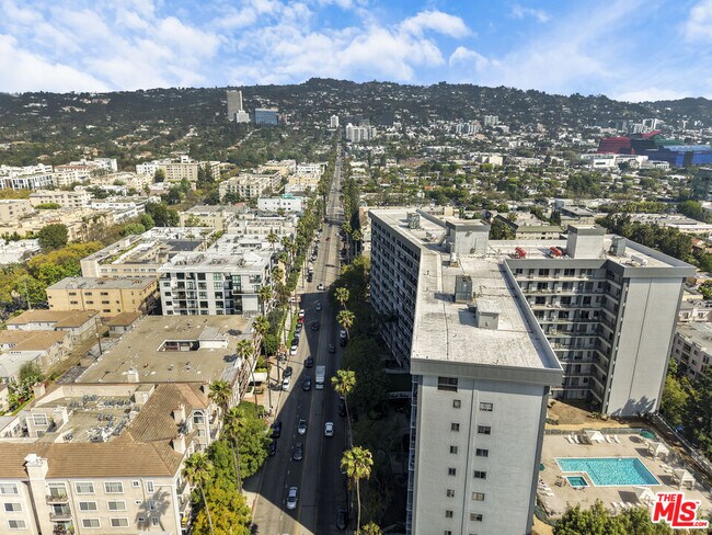 Building Photo - 100 S Doheny Dr