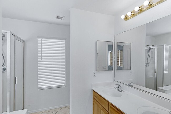 Building Photo - Beautiful Large 3 Bedroom home in Parkwood...
