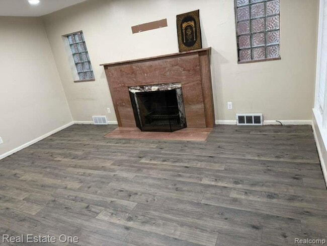 Building Photo - 6835 Rosemont Ave