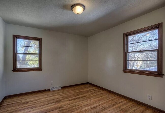 Building Photo - Spacious Home For Rent In Bellevue
