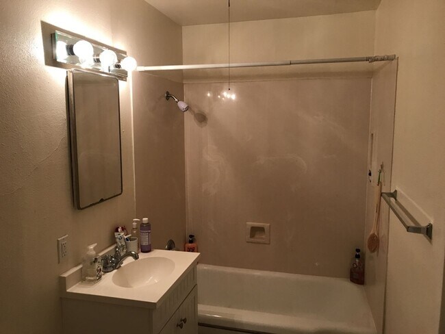 Building Photo - 2 bedroom in Central Davis available for J...