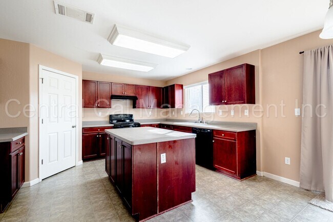 Building Photo - Large 4 Bedroom/2.5 Bath Home with a Large Loft - $2795 Per Month!