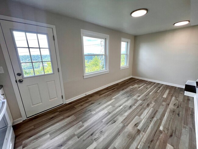 Building Photo - JUST Renovated! - 3 Bedroom 1 Bathroom - C...