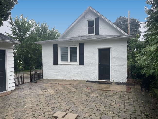 Building Photo - 315 S 13th Ave