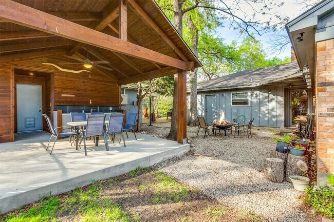 Building Photo - 9551 E Lake Highlands Dr