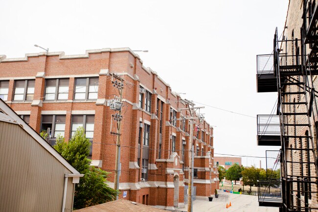 Building Photo - 1436 W Blackhawk St