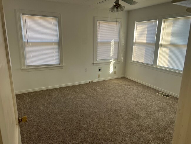 Building Photo - a charming 3 Bed 2 Bath House