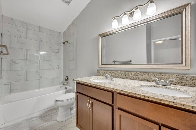 Building Photo - "Spacious 3-Bed, 3-Bath Townhouse with Elegant Hardwood Floors in Ocoee!"