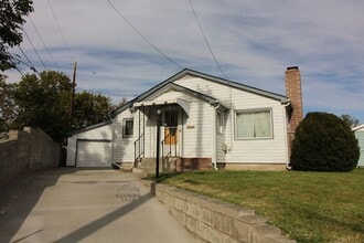 Building Photo - 706 Davenport St