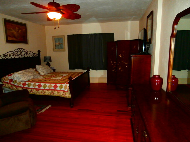 Mastger bedroom with oversied king bed - 1375 Alcazar Ave