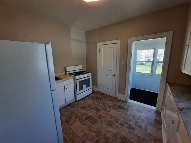 Building Photo - Pet Friendly Home with Fenced Back Yard and Hardwood Floors!