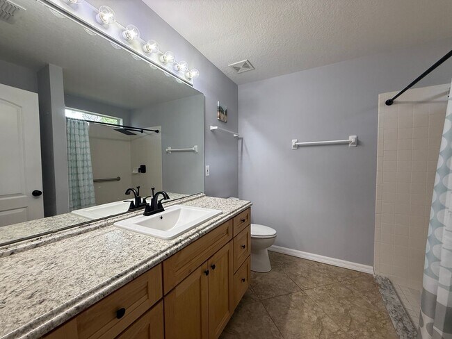 Building Photo - Beautifully updated 3-bedroom, 2-bath home
