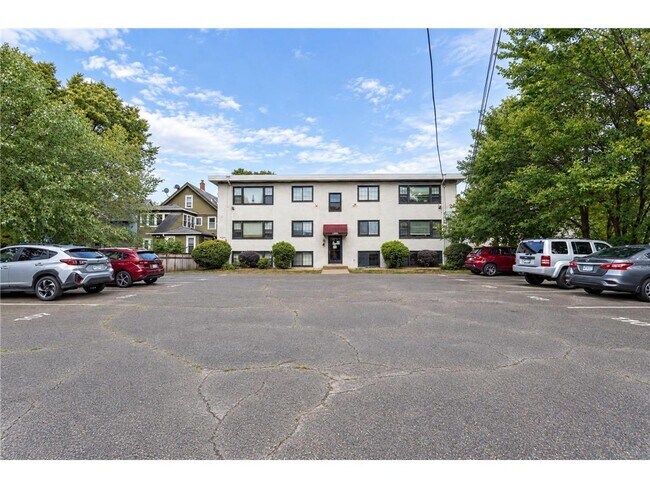 Building Photo - 3215 Pillsbury Ave