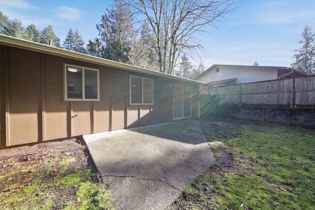 Building Photo - Classic rambler has 3 bedrooms, 1.75 baths, North Thurston School District