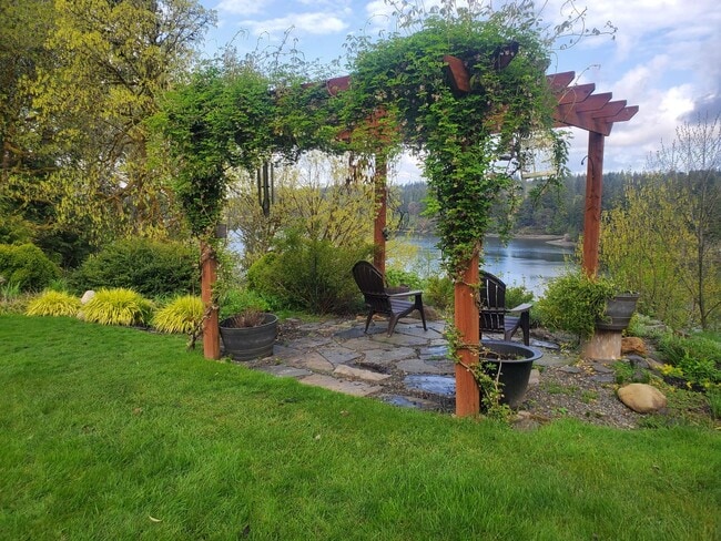 Building Photo - Beautiful home over the Hammersley Inlet