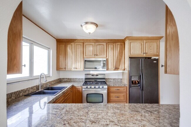 Building Photo - Charming 2BR Home with Attached Garage, Private Patio and a Friendly Community!