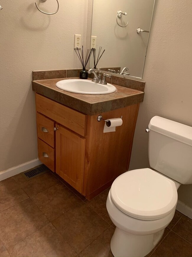 Building Photo - Large Four Bedroom House in Newberg