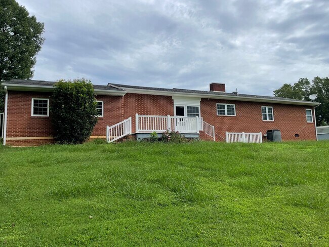 Building Photo - Beautiful 2 Bed, 1 Bath Brick Home in coun...