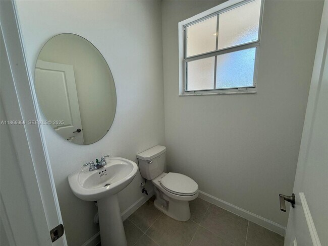 Building Photo - 2794 SE 26th Ave