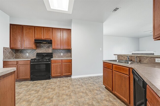 Building Photo - 1827 Macondray Dr