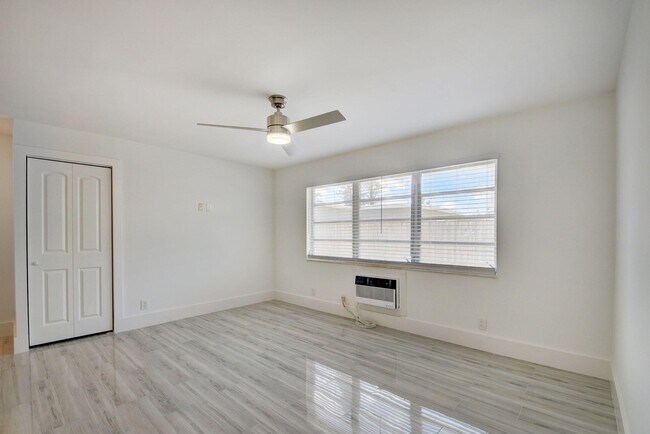 Building Photo - 525 S Broadway