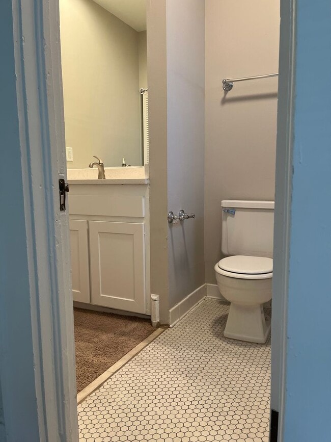 Building Photo - Very Spacious 2/2.5 Condo w/ Off-Street Pa...