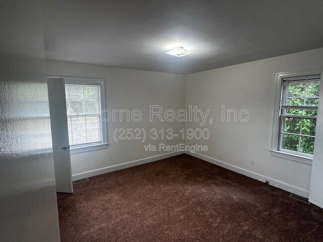 Building Photo - 3920 Sunset Ave