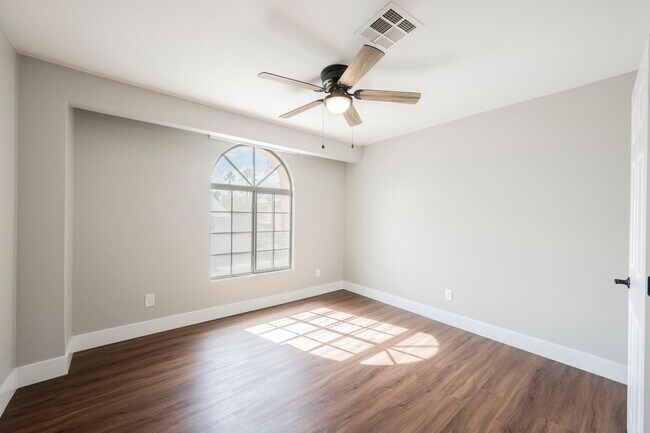 Building Photo - Fully Remodeled 3-Bedroom Townhome