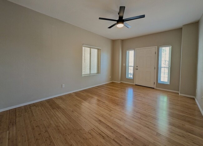 Building Photo - 2 Bedroom Townhome in the Stone Gate Commu...