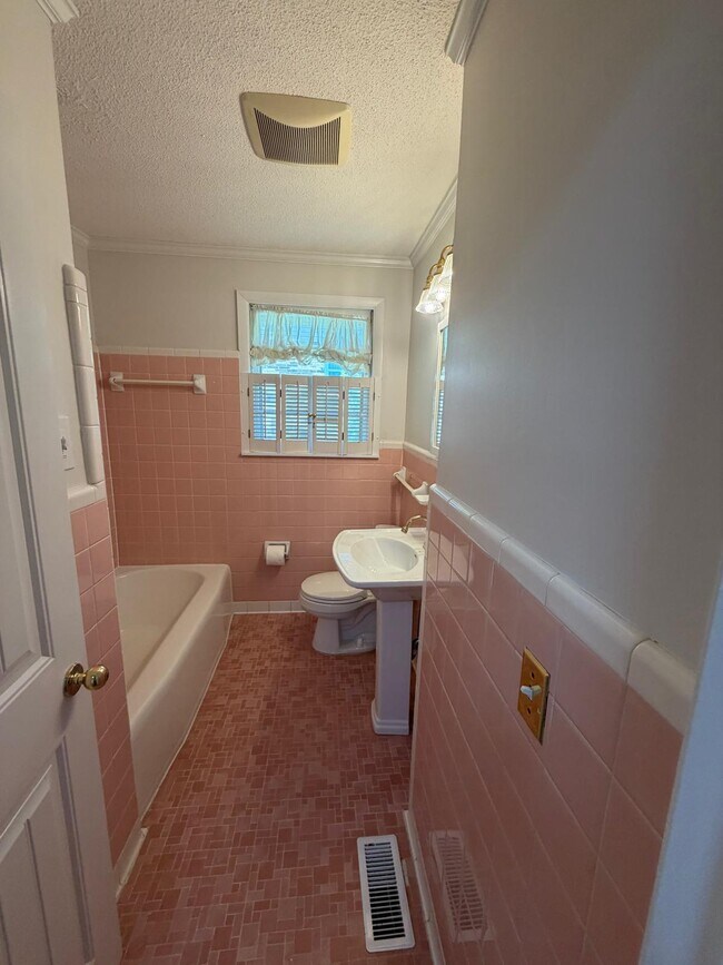 Building Photo - 524 Graycroft Dr SW
