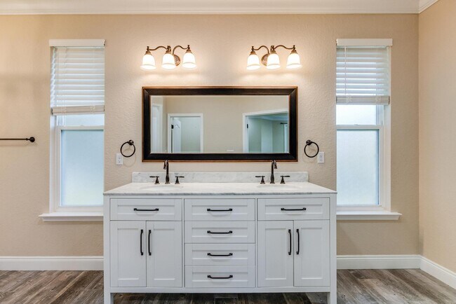 Building Photo - 1148 Sioux Cir