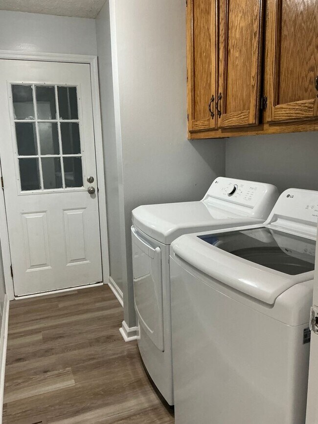 Building Photo - Westwood Hills! 3 BR 2 1/2 Bath home off M...