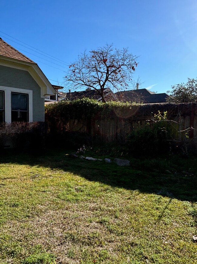 Building Photo - BRIGHT, SPACIOUS HOME IN PRIME SANTA CRUZ ...