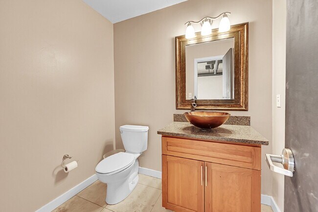 Building Photo - $2,000, 1 bed, 1.5 bath located in downtow...