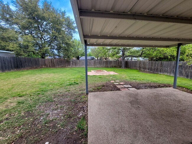 Building Photo - Great 3 Bedroom Home Move In Ready