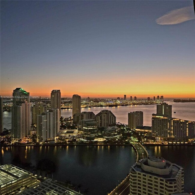 Building Photo - 950 Brickell Bay Dr