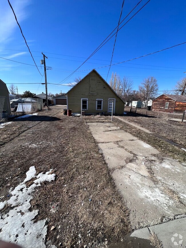 Building Photo - 2 bed, 1 bath house with basement bonus room