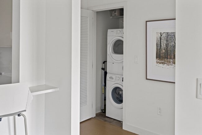 Building Photo - 45 Lewis St