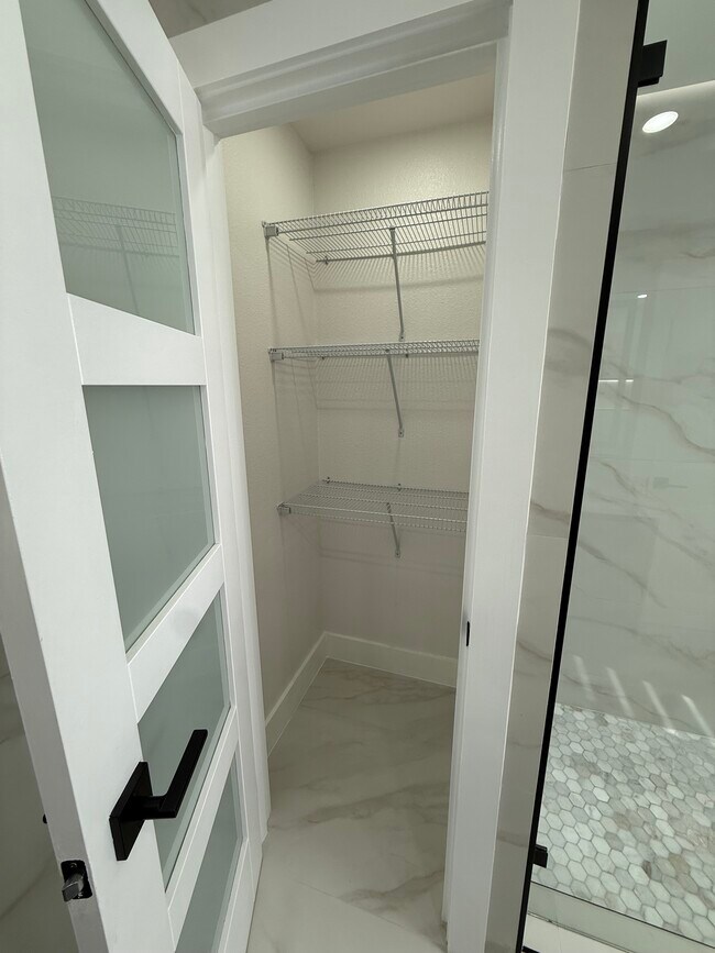 Building Photo - 5380 Oakbourne Ave