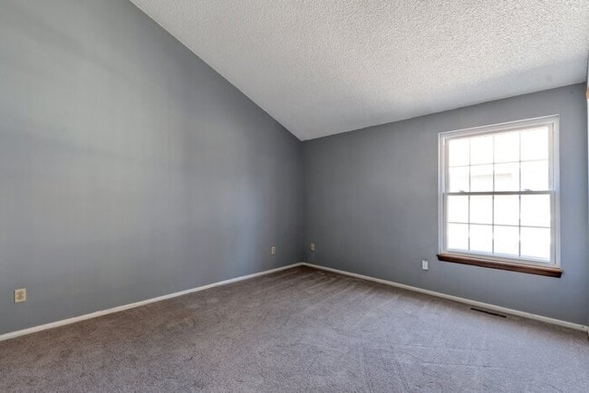 Building Photo - 2 bed 1 bath Townhome with a 2 car garage