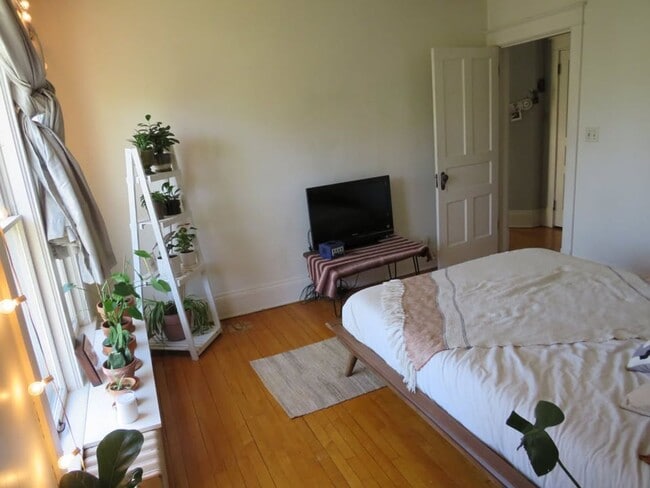 Building Photo - 1421 State St