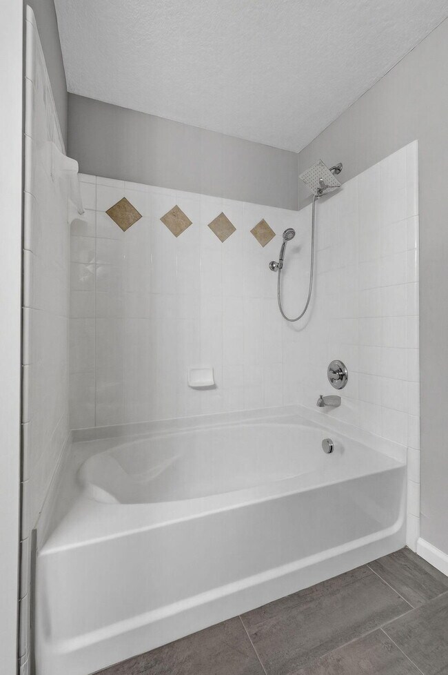 Building Photo - 6204 Myrtlewood Cir W