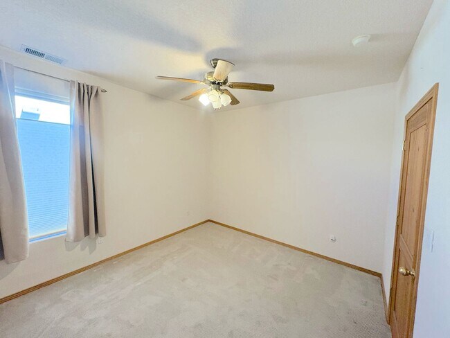 Building Photo - Immaculate 3 bedroom in Rio Rancho! Stunni...